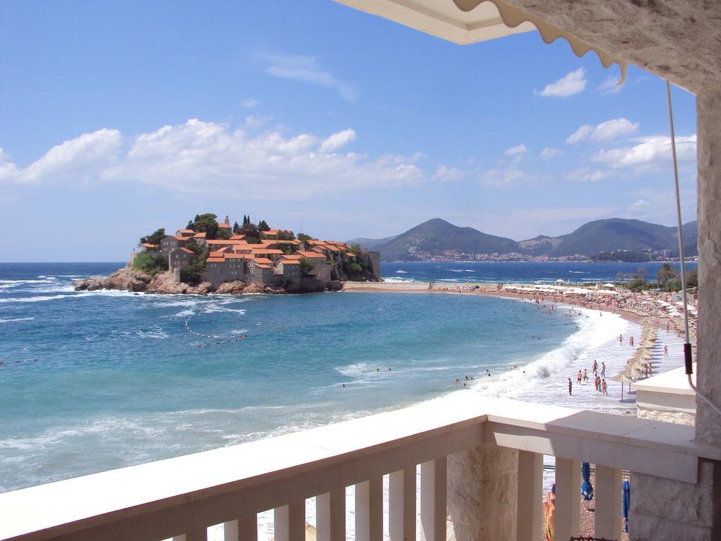 Beachfront First Line View 스베티스테판 객실 사진